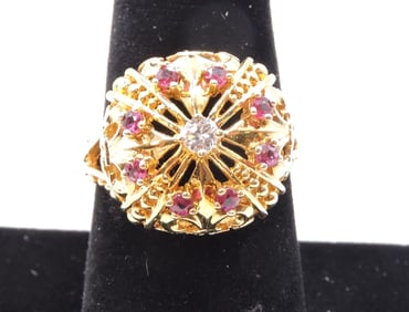 Ladies 18k yg ring shaped as a