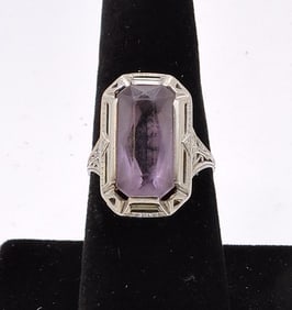 Ladies 18kt wg and amethyst ring,
