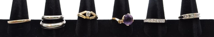 14k gold lot of 7 rings, 3 with