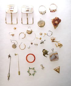 Lot of assorted jewelry, some possible