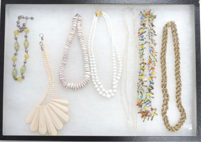 Tray of 7 necklaces
