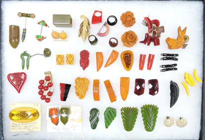 Bakelite style lot of brooches, clips, rings,