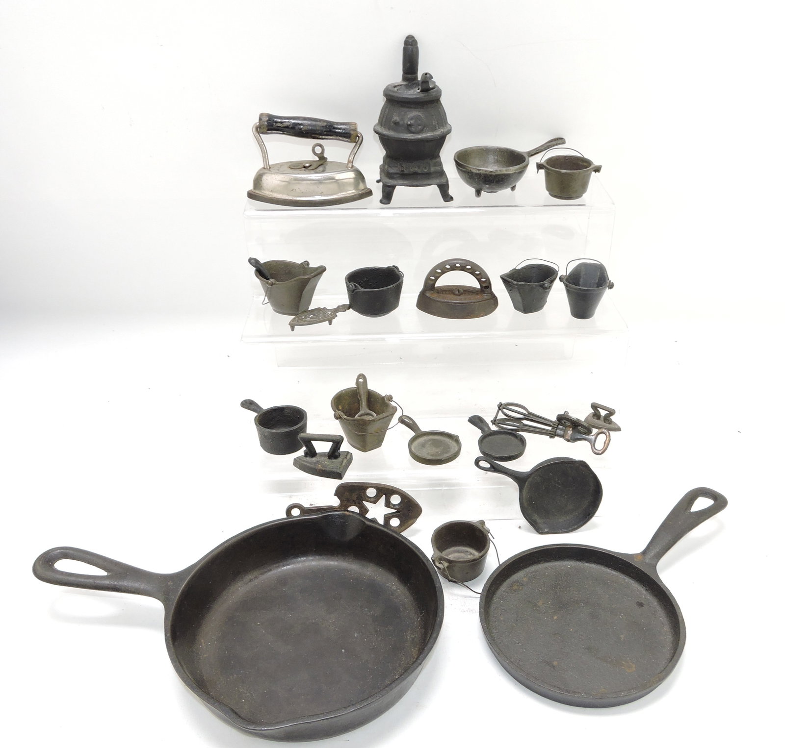 Lot of cast iron miniatures (1 of 1)