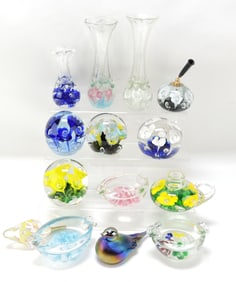 St. Clair lot of 14 paperweights, vases,