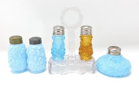 Lot of 2 pair of shakers and one single,