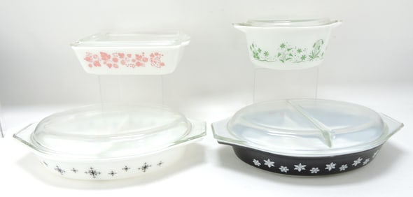 Pyrex lot of 4 covered dishes