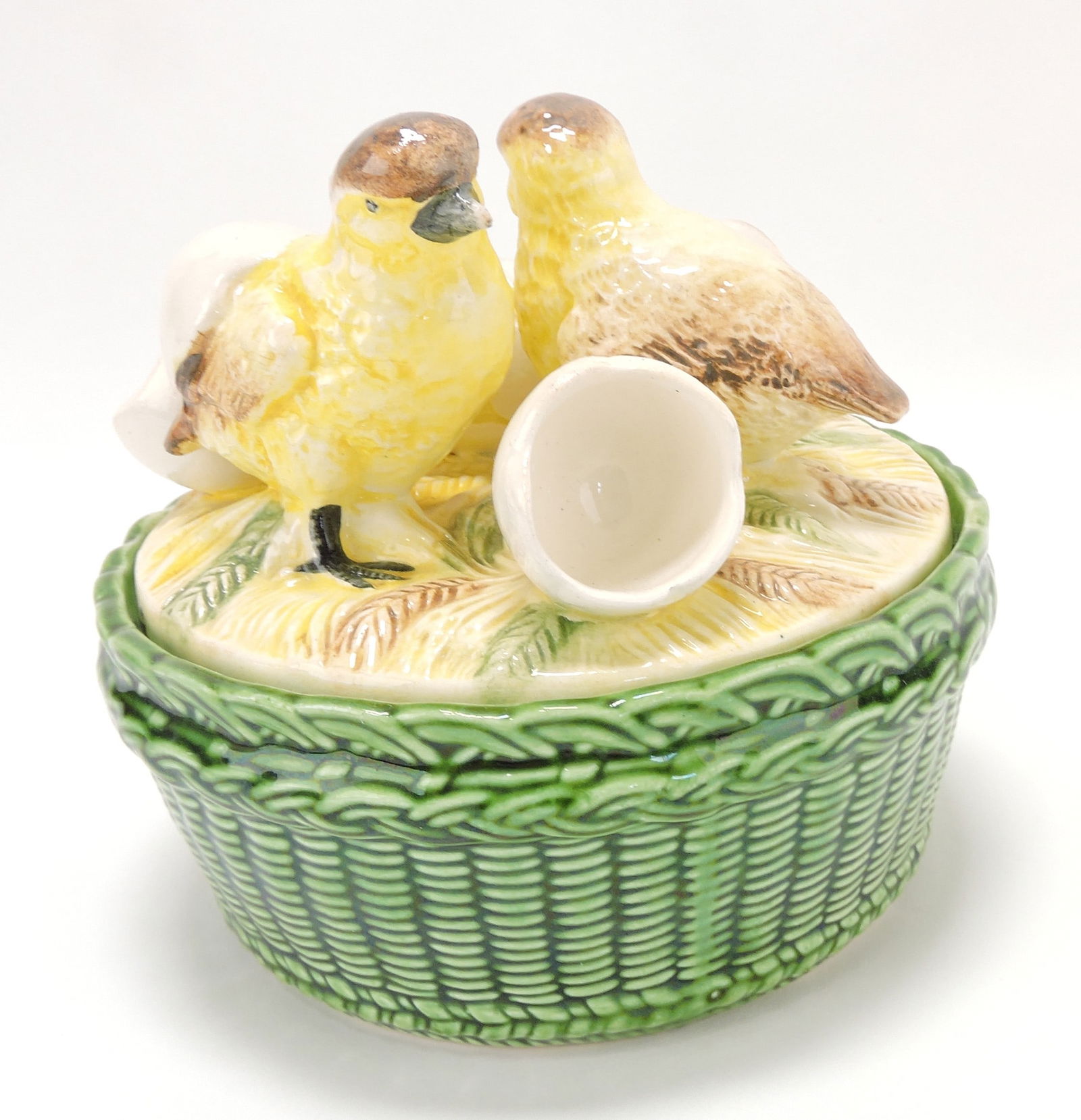 Majolica hatching chicks covered: basket, 6 1/2"