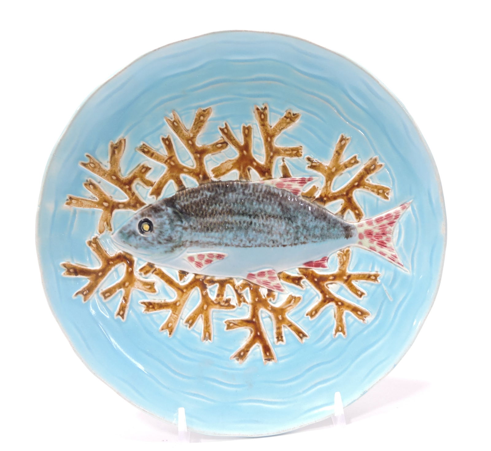 Holdcroft majolica plate with fish: and seaweed, 9 1/2"