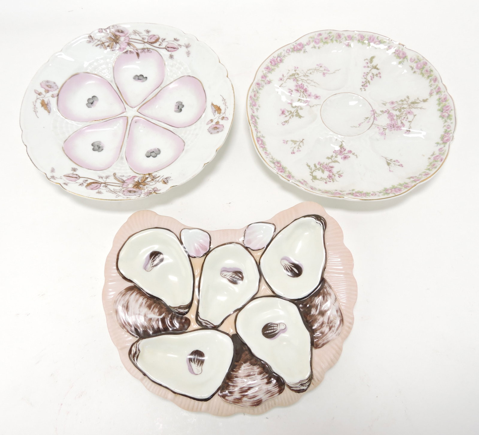 Porcelain lot of 3 oyster plates,: 8 1/2" to 9"