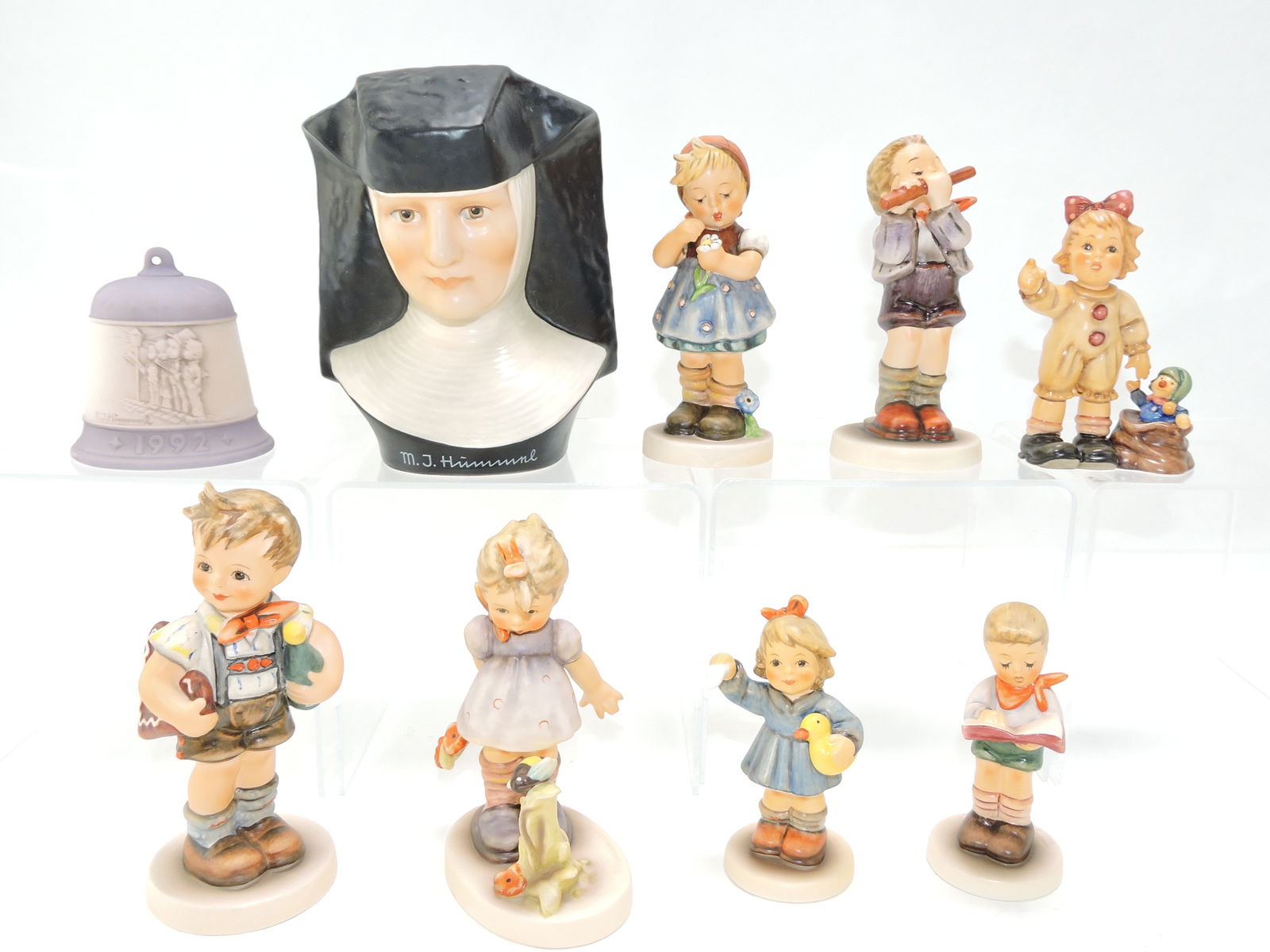 Hummel lot of 9 figures and: accessories