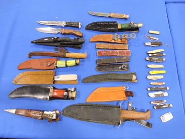 Lot of 29 hunting and pocket knives and