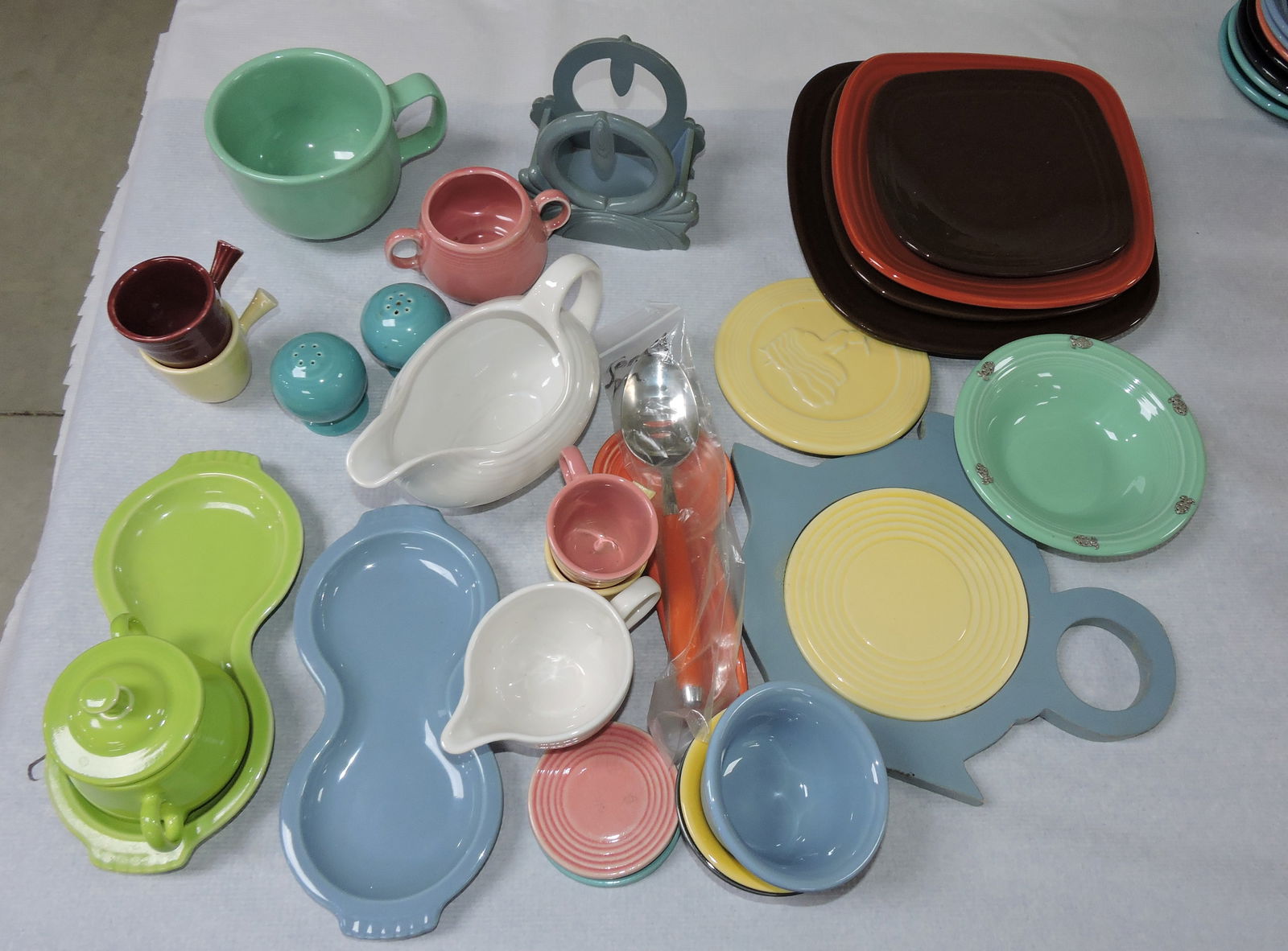 Fiesta Post 86 lot of 28 assorted pieces (1 of 1)