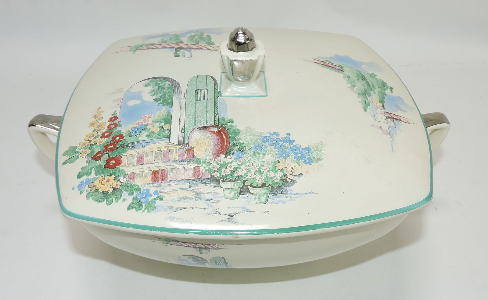 Wells China covered tureen (1 of 1)