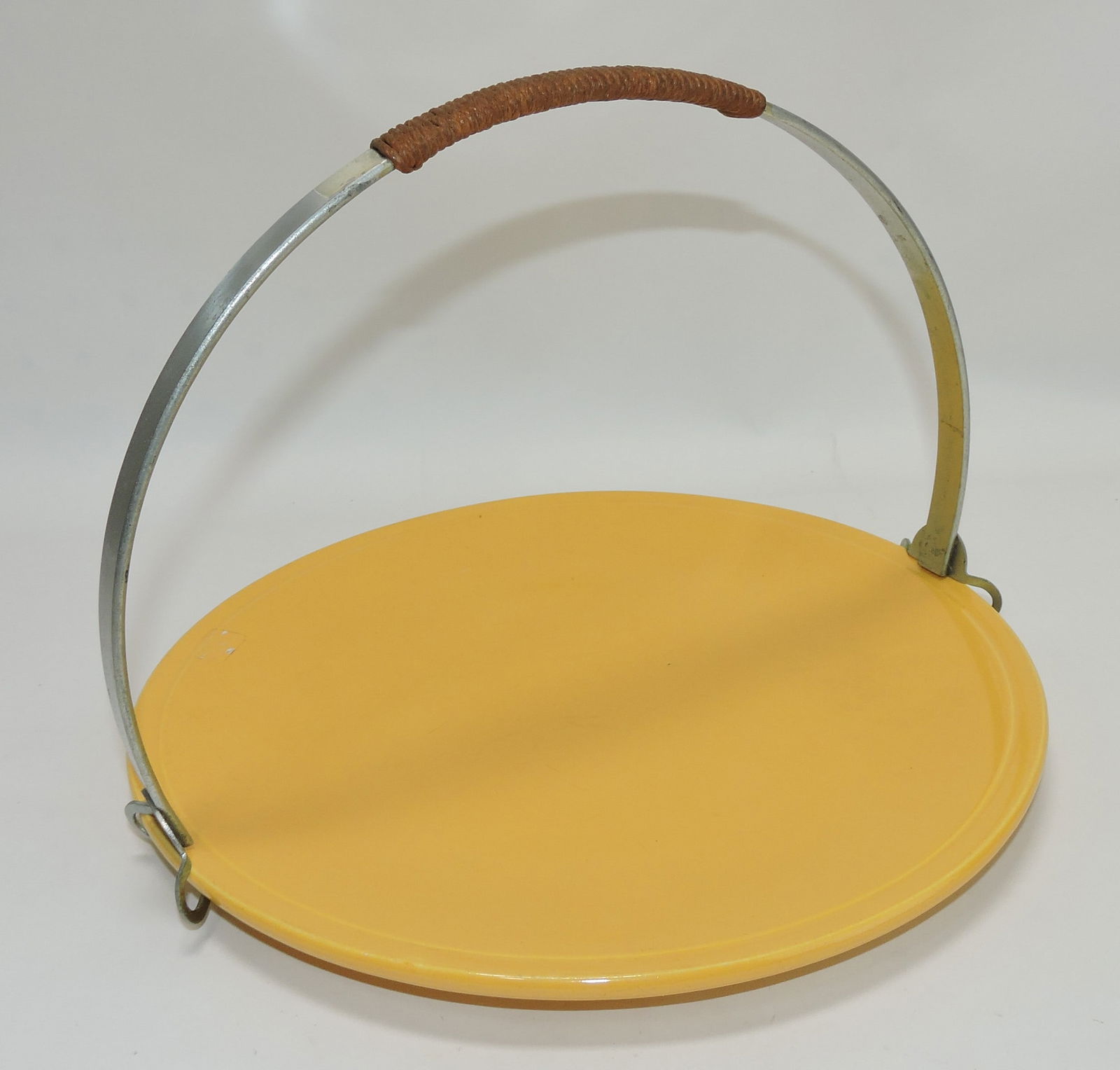 Kitchen Kraft cake plate with metal handle (1 of 1)