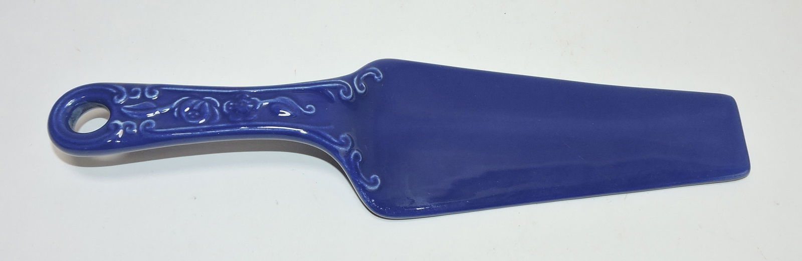 Kitchen Kraft cake server, cobalt (1 of 1)