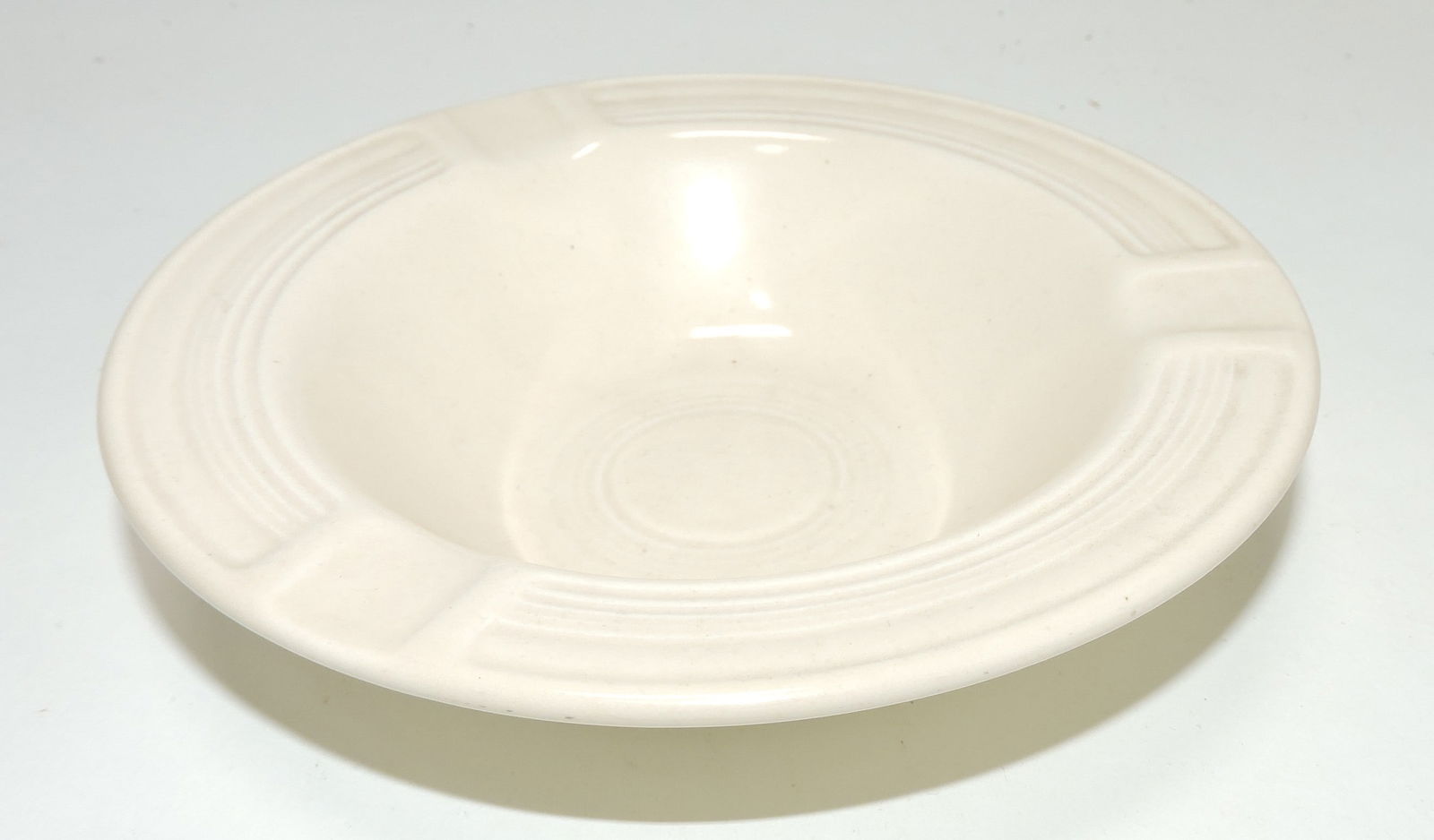 Fiesta ashtray, ivory (1 of 1)