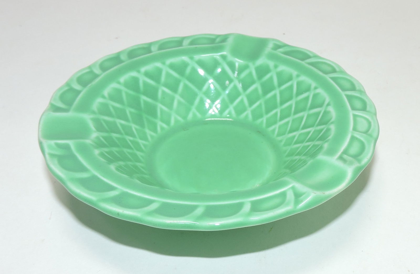 Harlequin basketweave ashtray, (1 of 1)