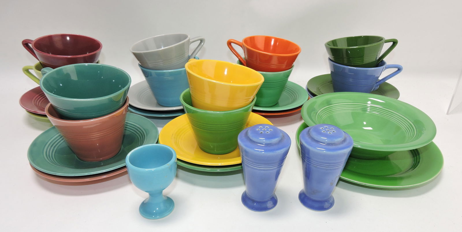 Harlequin lot of assorted pieces: .