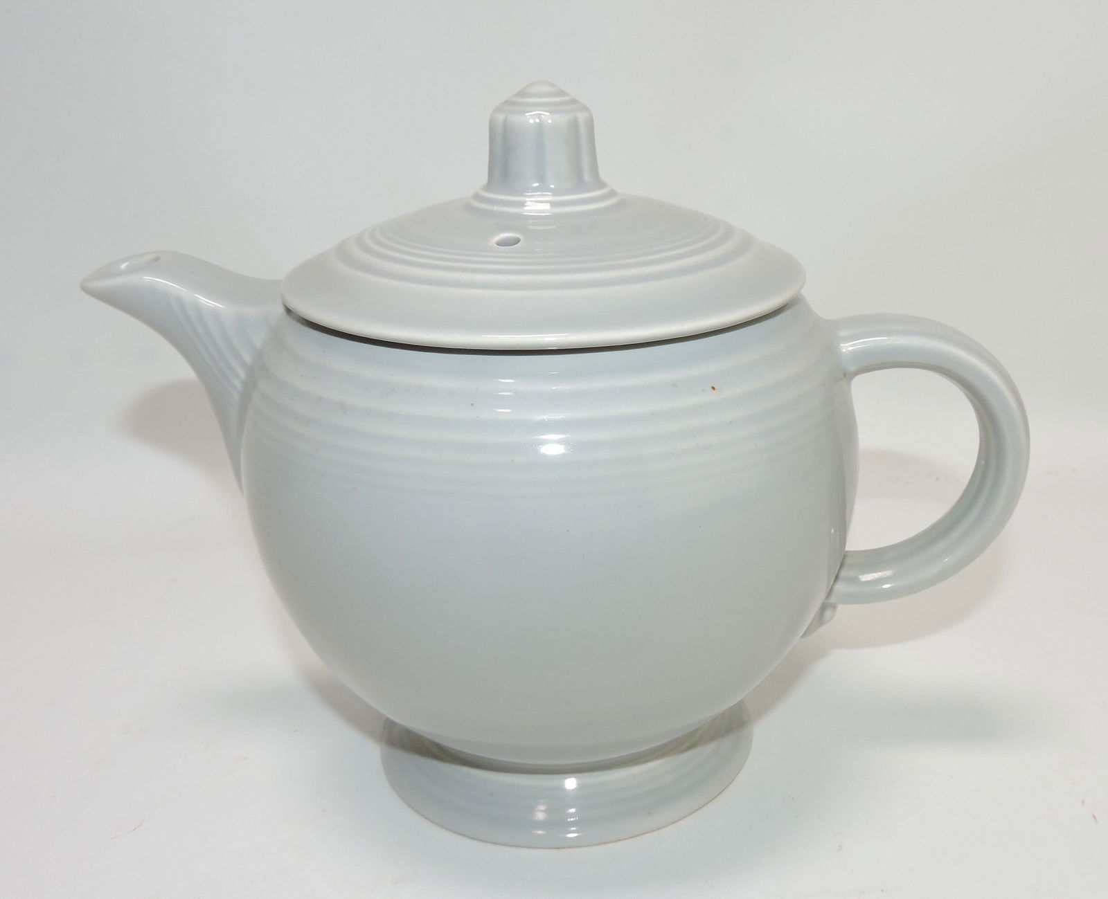 Fiesta medium teapot, gray, nick to: foot rim