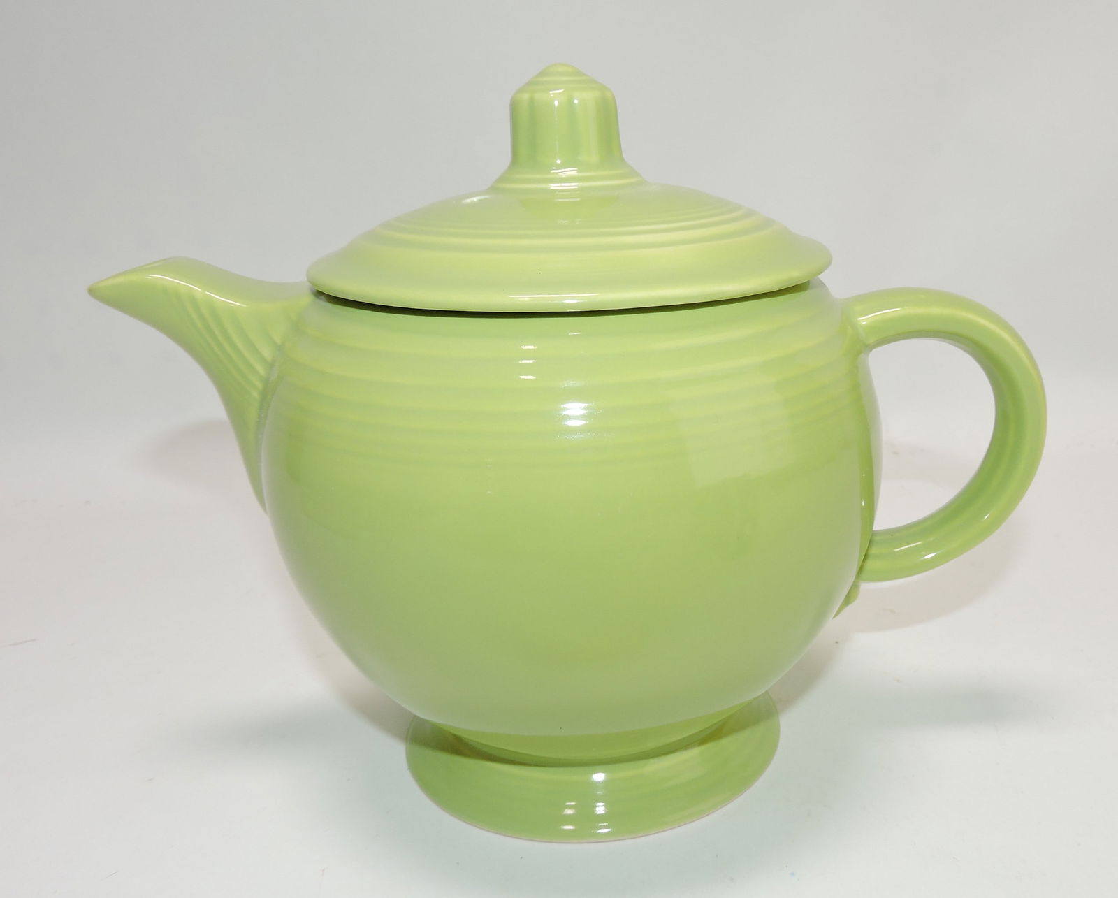 Fiesta medium teapot, chartreuse (1 of 1)