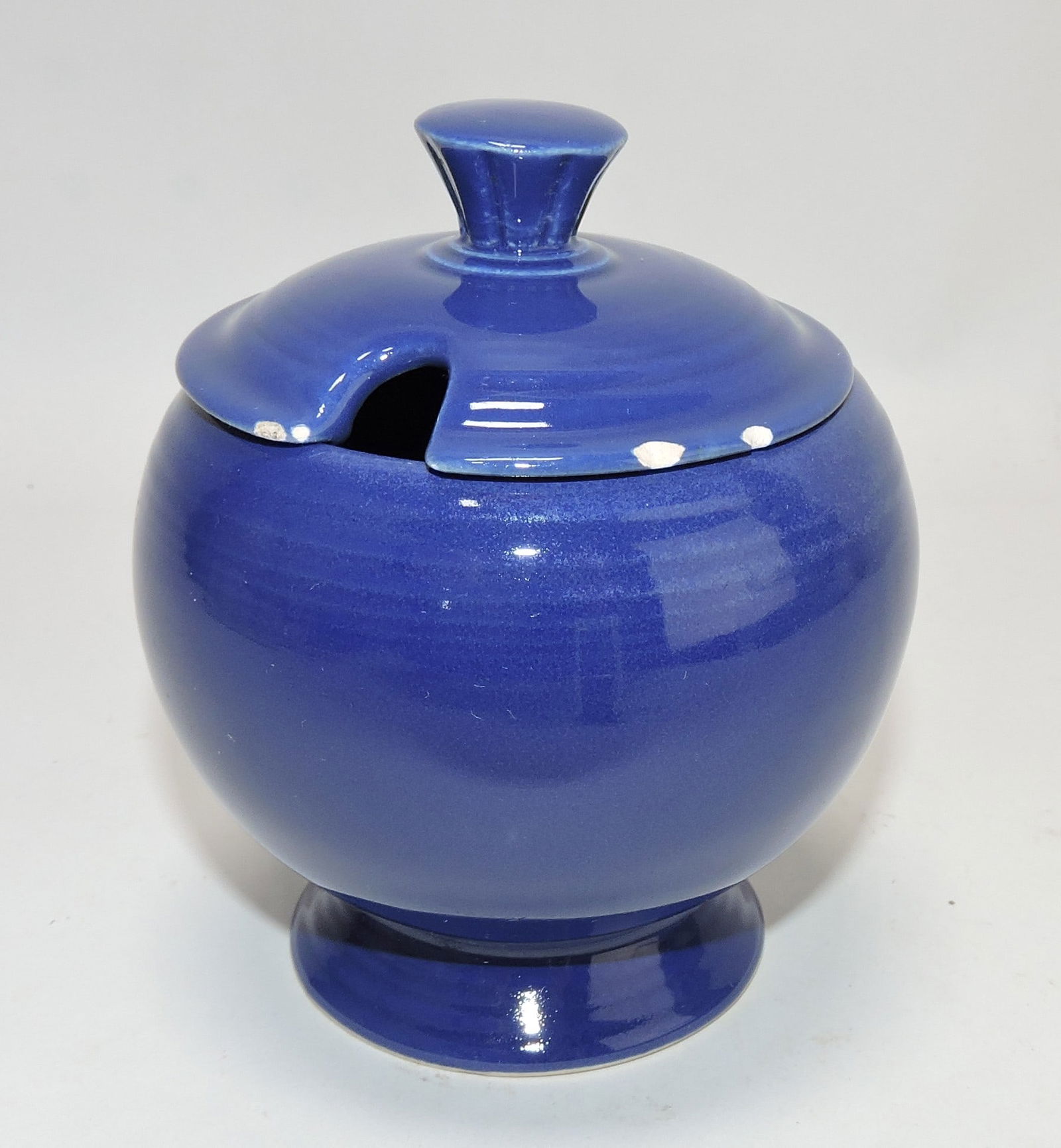 Fiesta marmalade, cobalt, rim chip to: lid