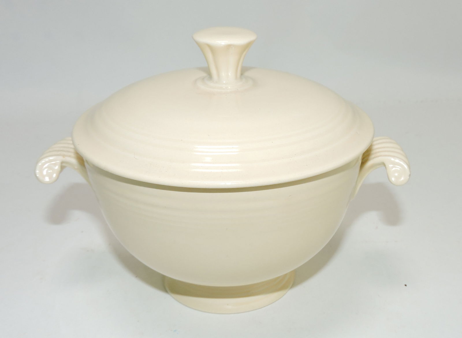 Fiesta covered onion soup, ivory,: flat bottom, flea bite to base handle