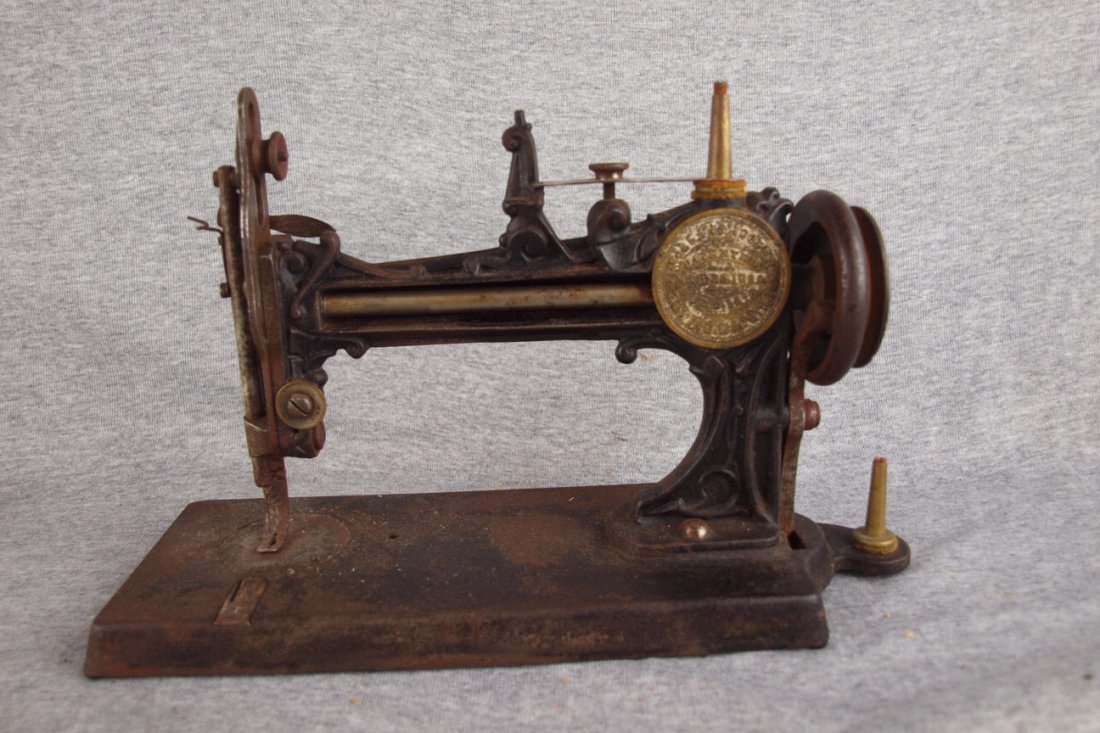 McLean & Hooper sewing machine , Pat., Aug. 2, 1870 : McLean & Hooper sewing machine , Pat., Aug. 2, 1870