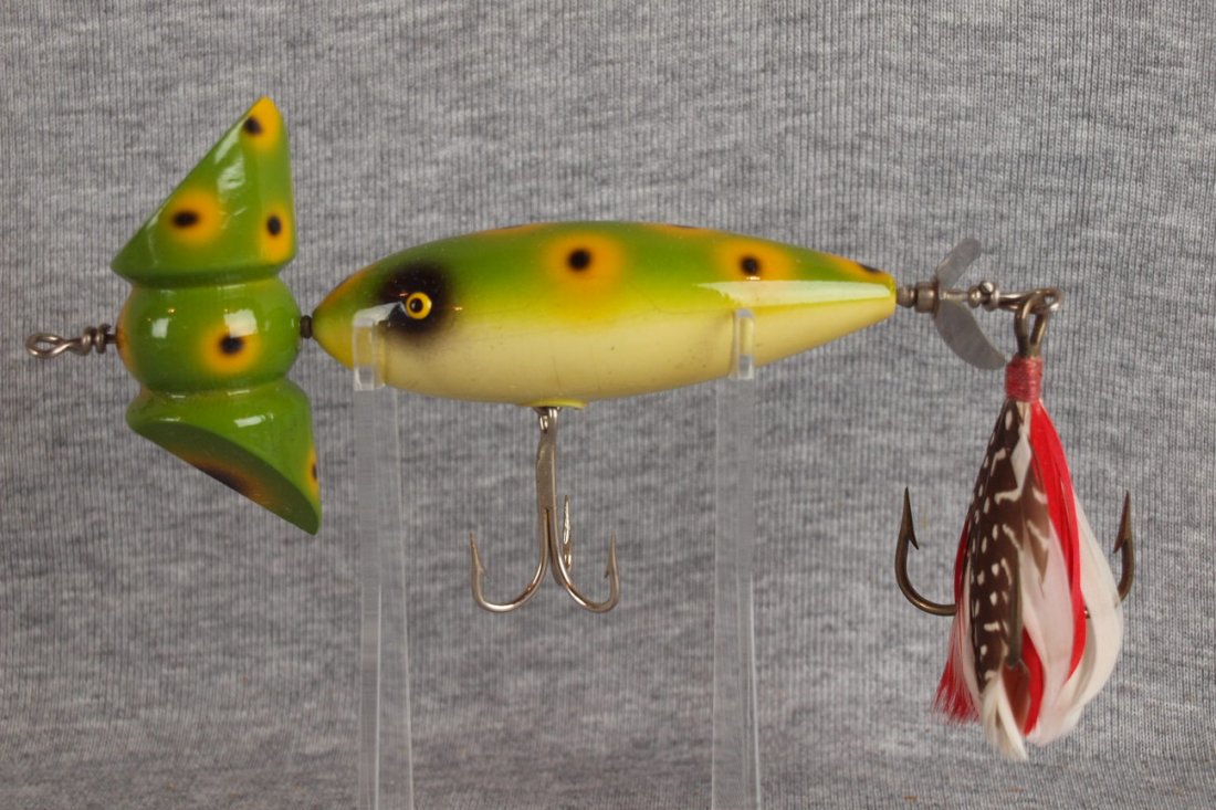 RARE South Bend Truck-Oreno fishing lure in original: RARE South Bend Truck-Oreno fishing lure in original box, finest example known to exist with rare vivid spotted frog finish, extremely rare to find in this condition with original marked box, ref: Lan