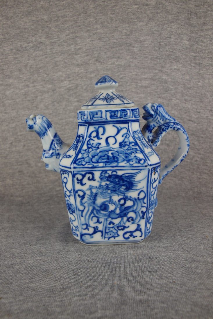 Chinese export blue and white teapotwith foo dog han