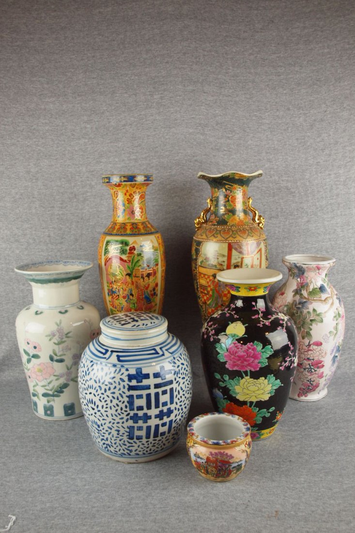 Oriental porcelain group - 5 vases, covered urn (lid
