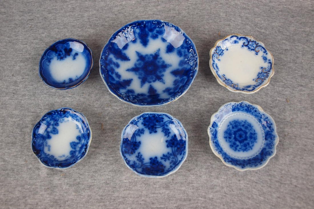 Flow blue sauce dish and 5 butter pats: Flow blue sauce dish and 5 butter pats