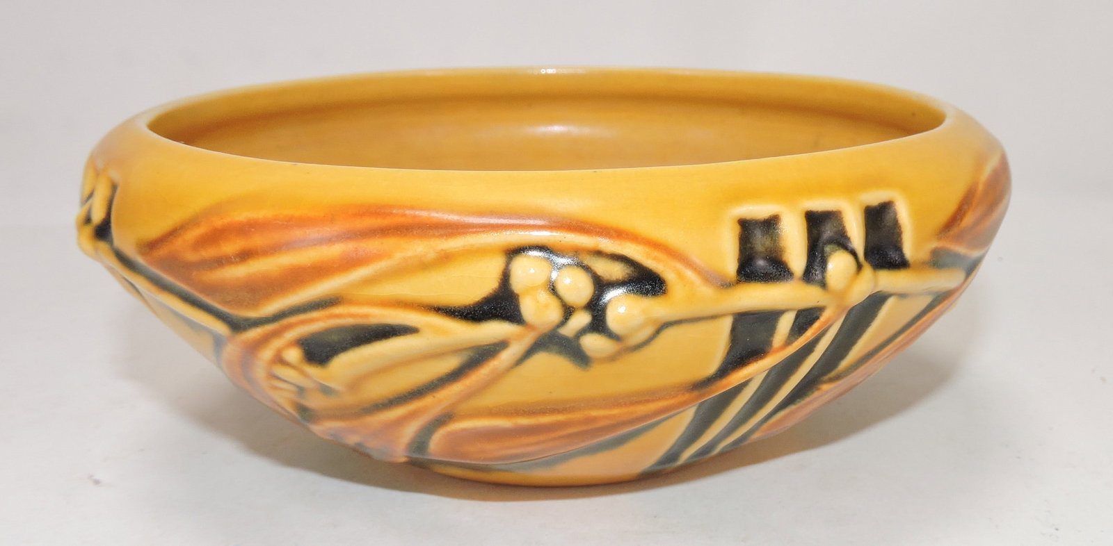 Roseville Laurel bowl, 6 3/4": .