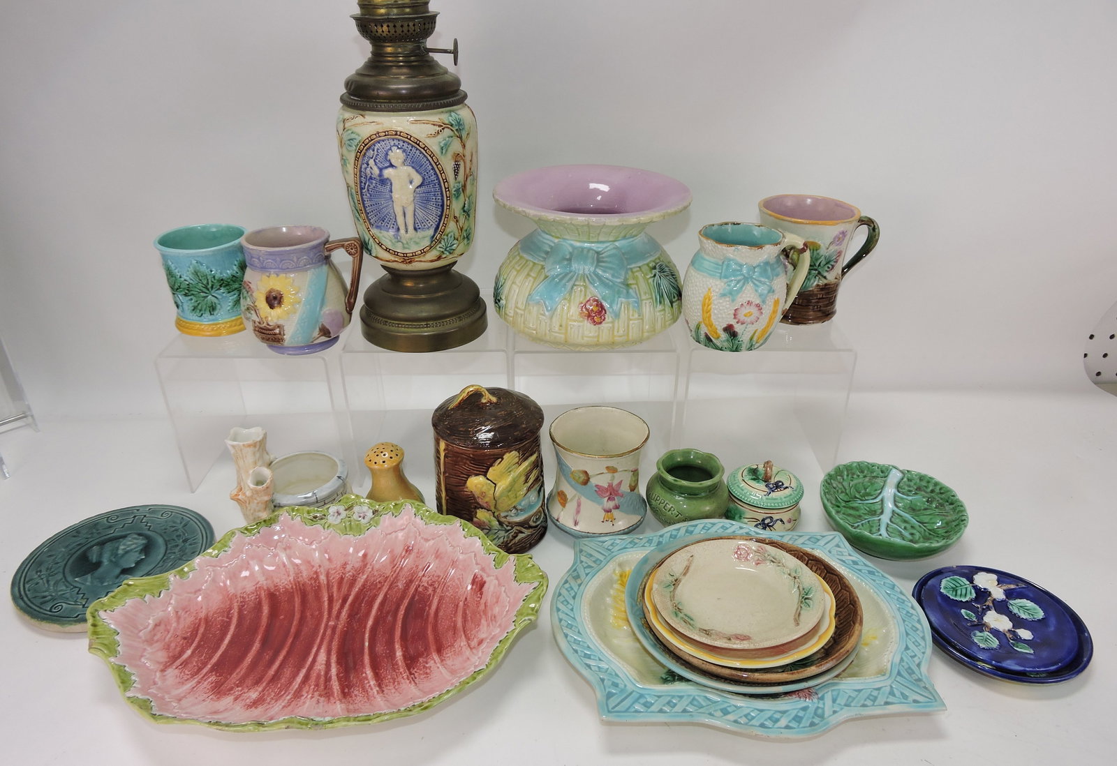 Majolica lot of assorted items, (1 of 1)