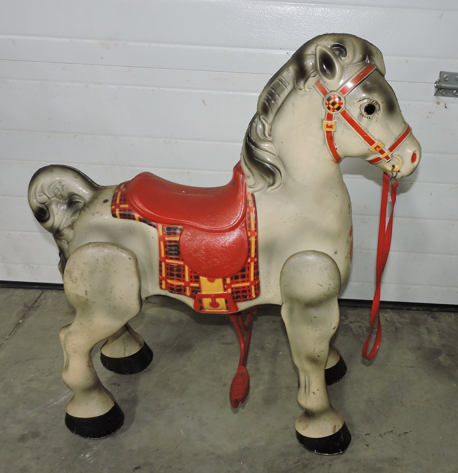 Mobo horse riding toy, 31": .