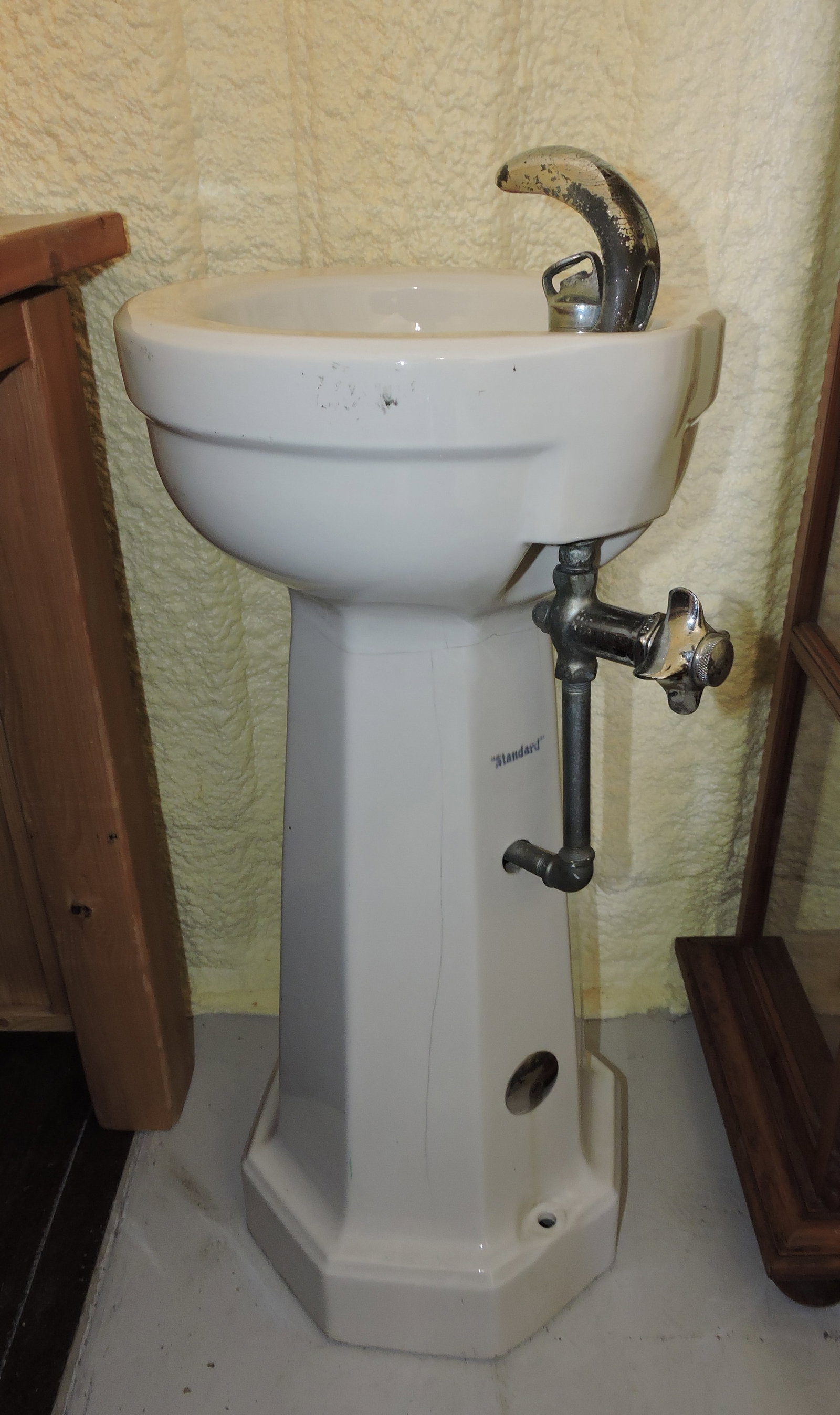 Standard porcelain drinking fountain, (1 of 1)