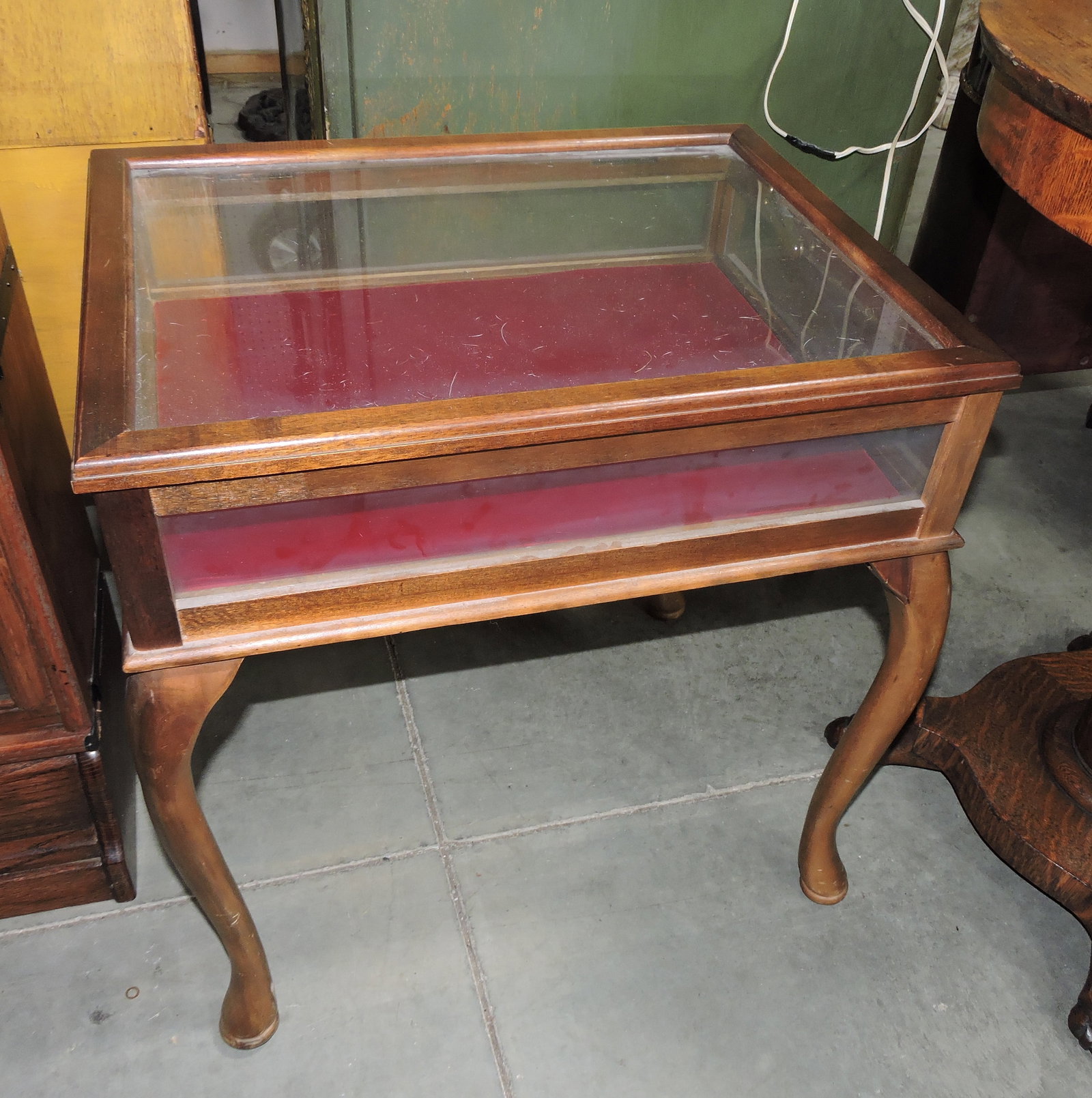 Display case end table, 24"x23"x18" (1 of 1)