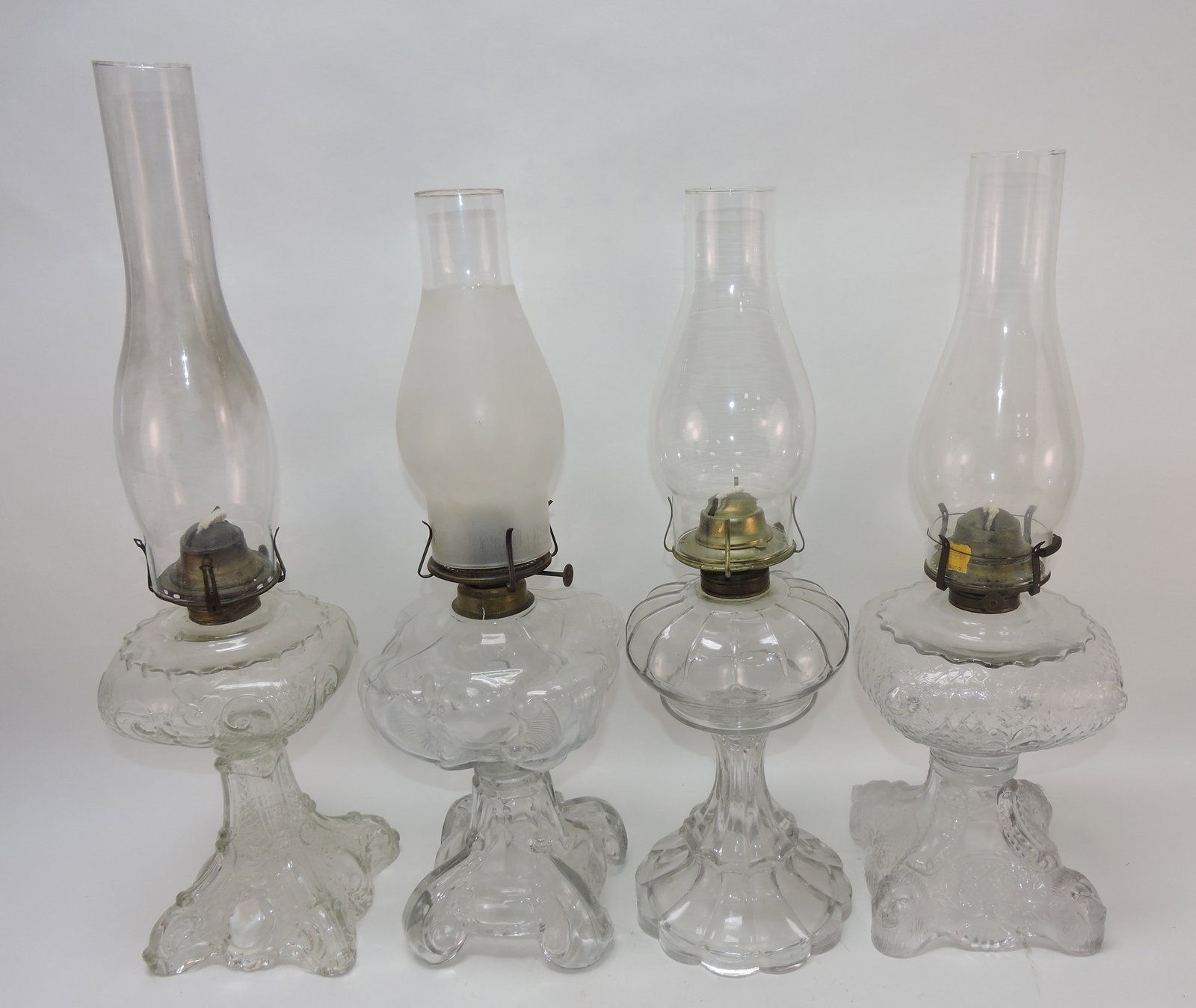 Lot of 4 oil lamps: .