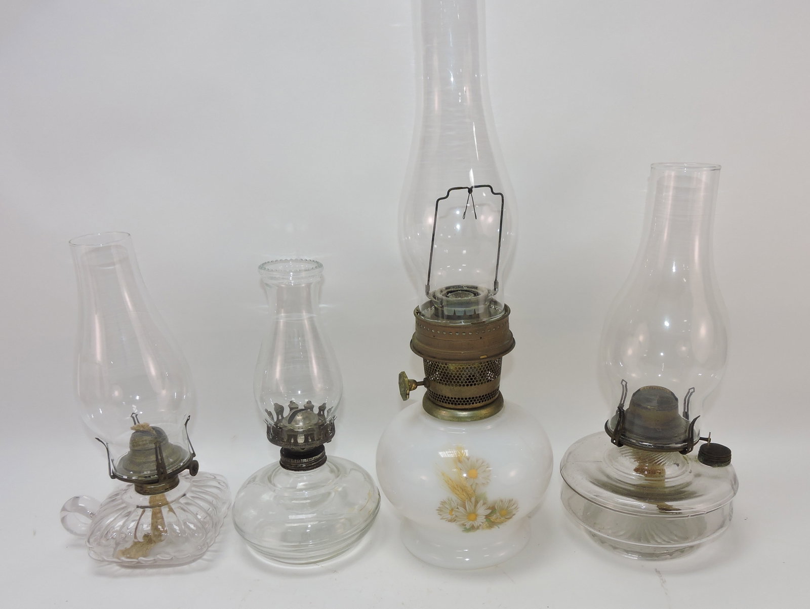Lot of 4 oil lamps: .