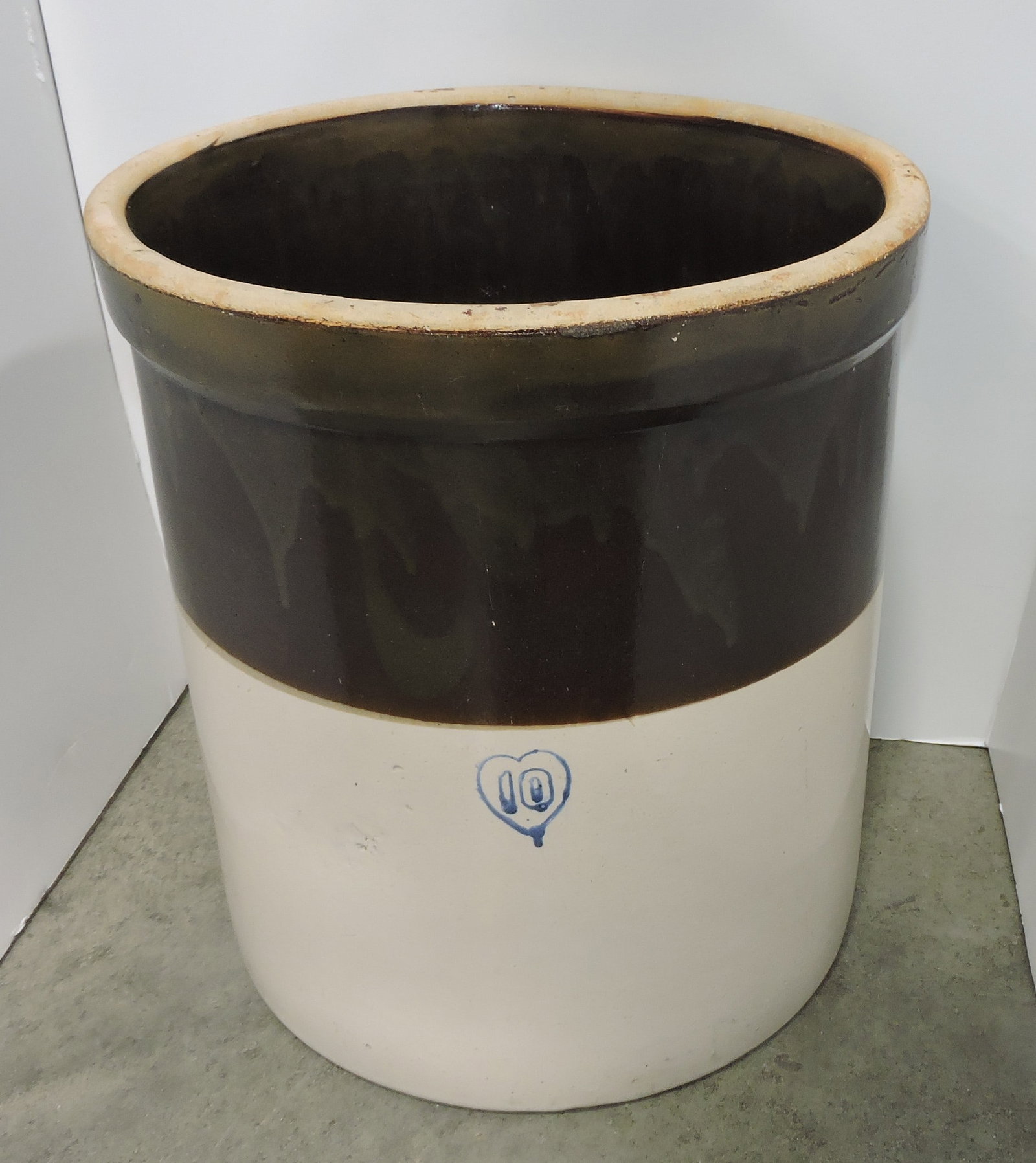 Brown/white 10 gallon crock, 17": .