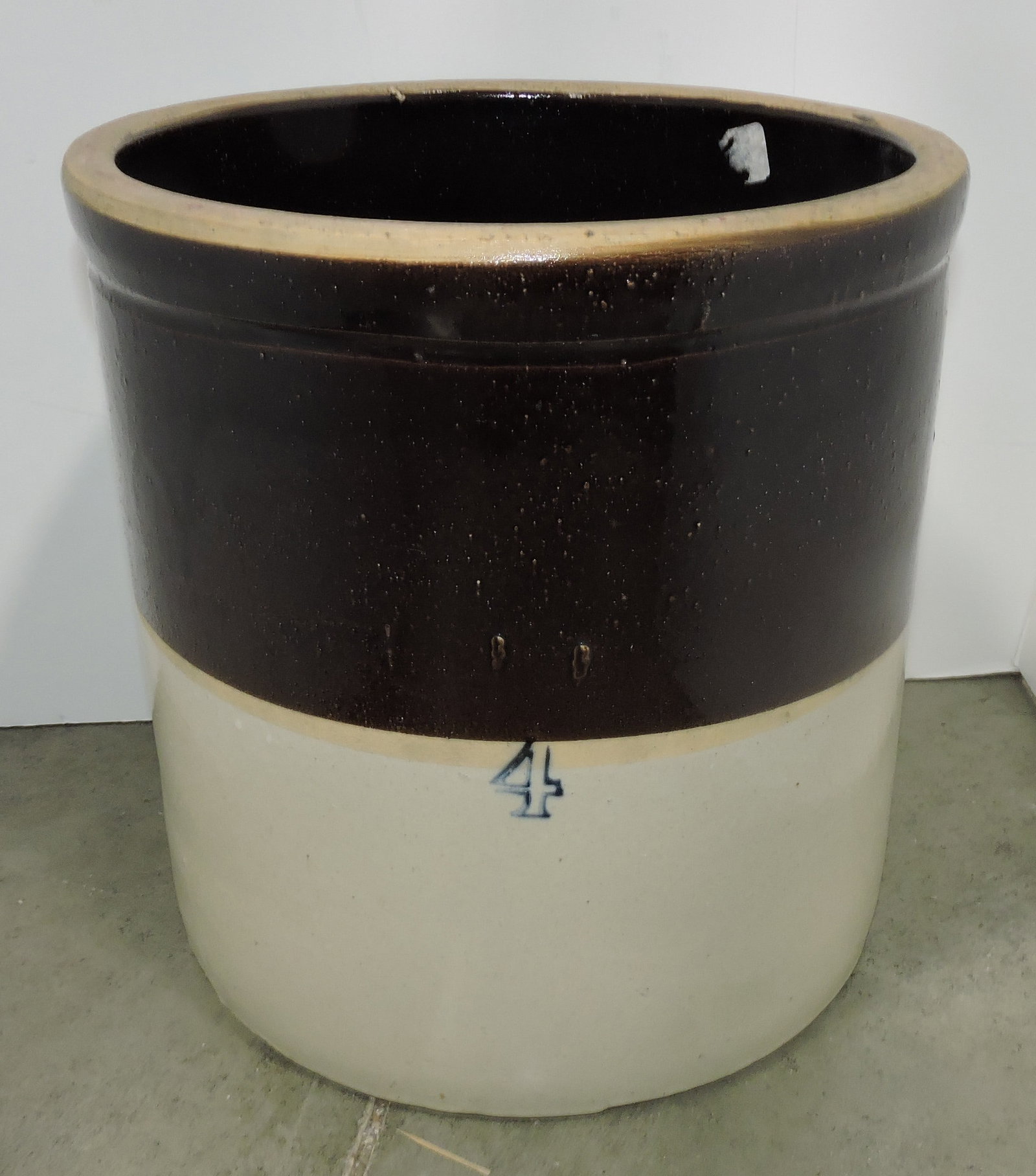 Brown/white 4 gallon crock, minor: hairline