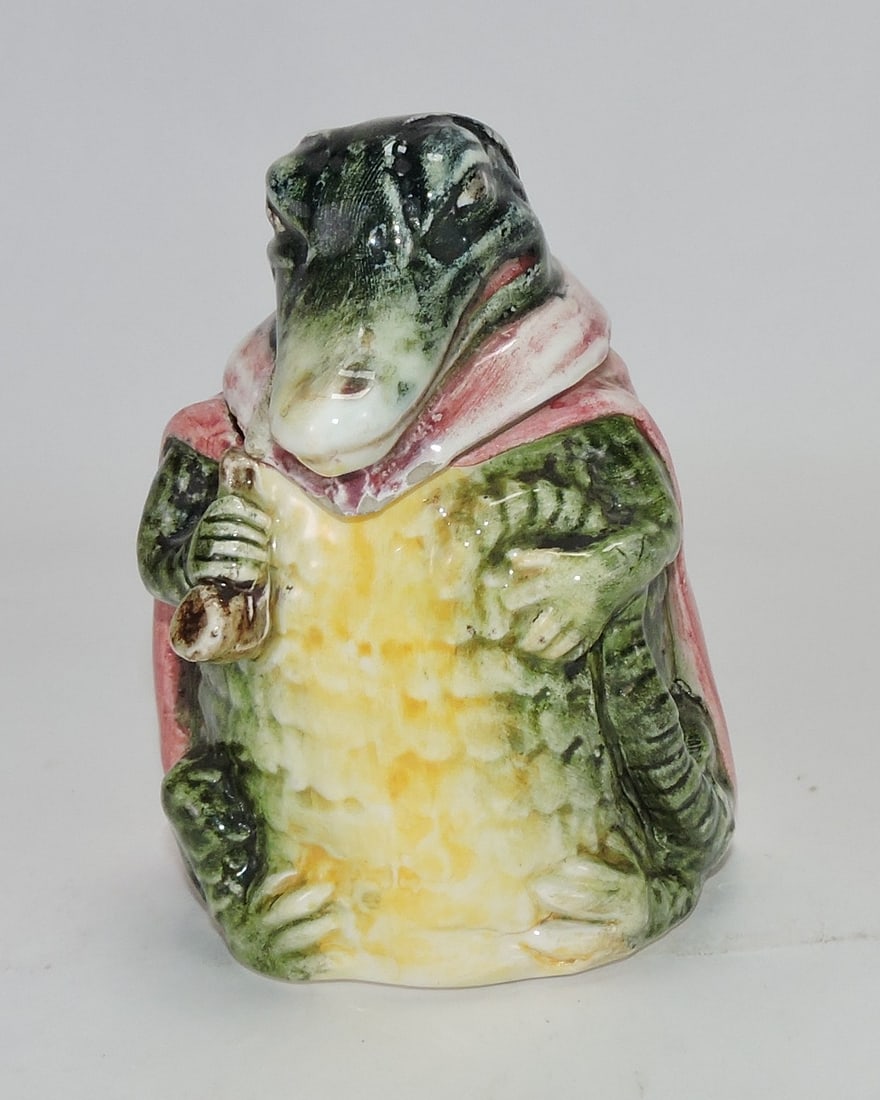 Majolica alligator with red cap (1 of 1)