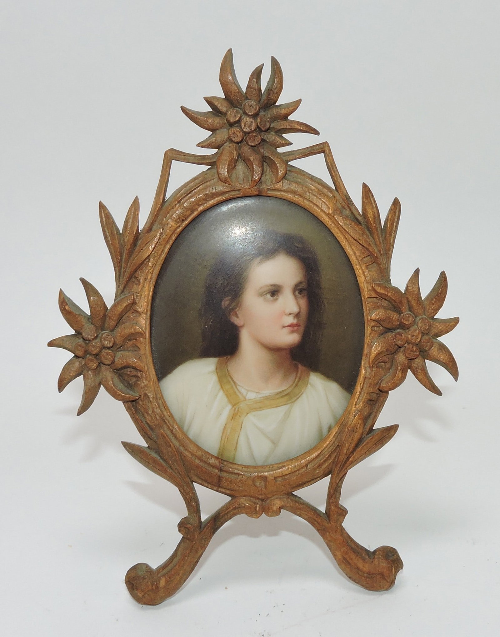 Porcelain small oval plaque of a (1 of 1)