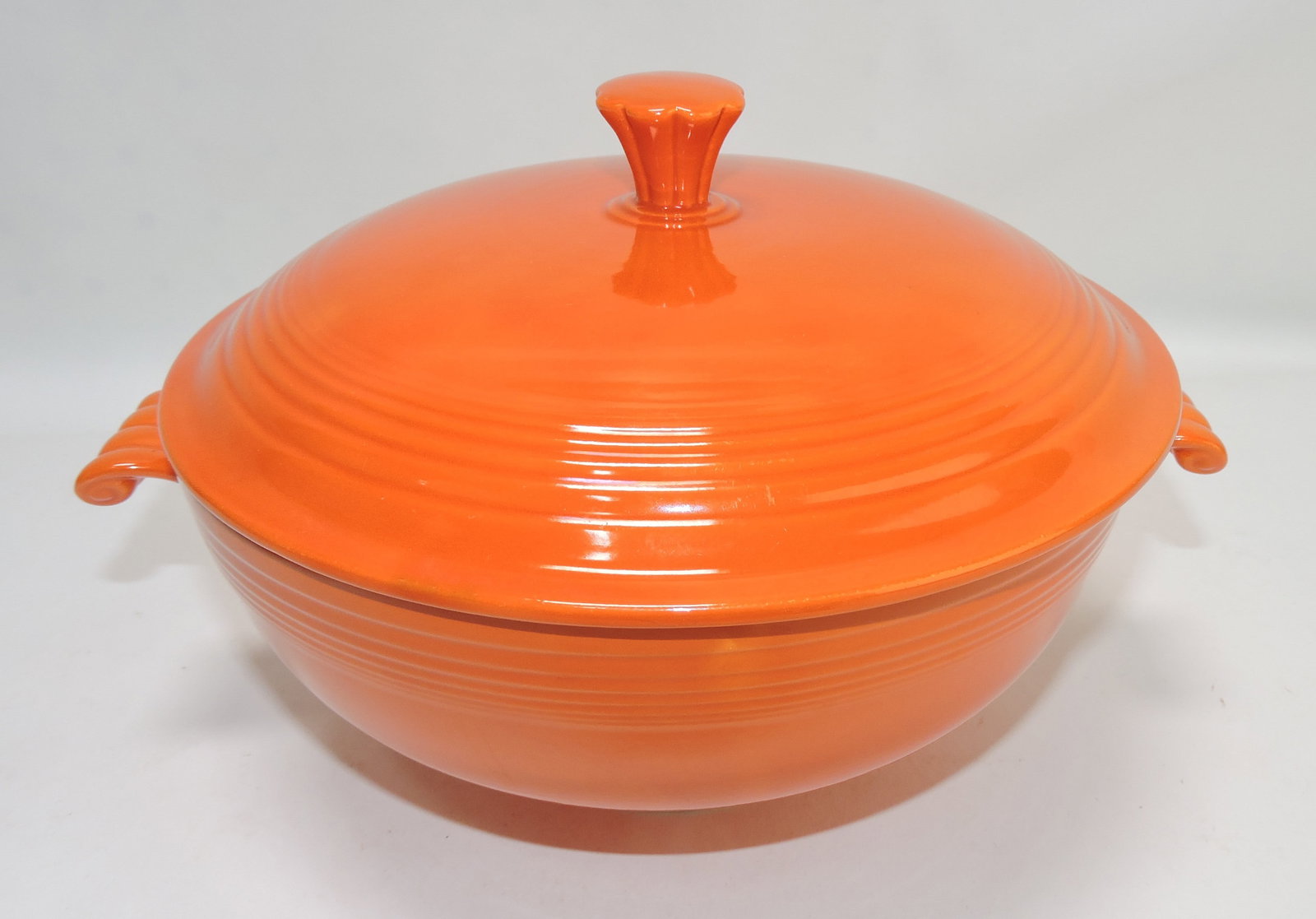 Fiesta casserole, red, minor fleabite (1 of 1)