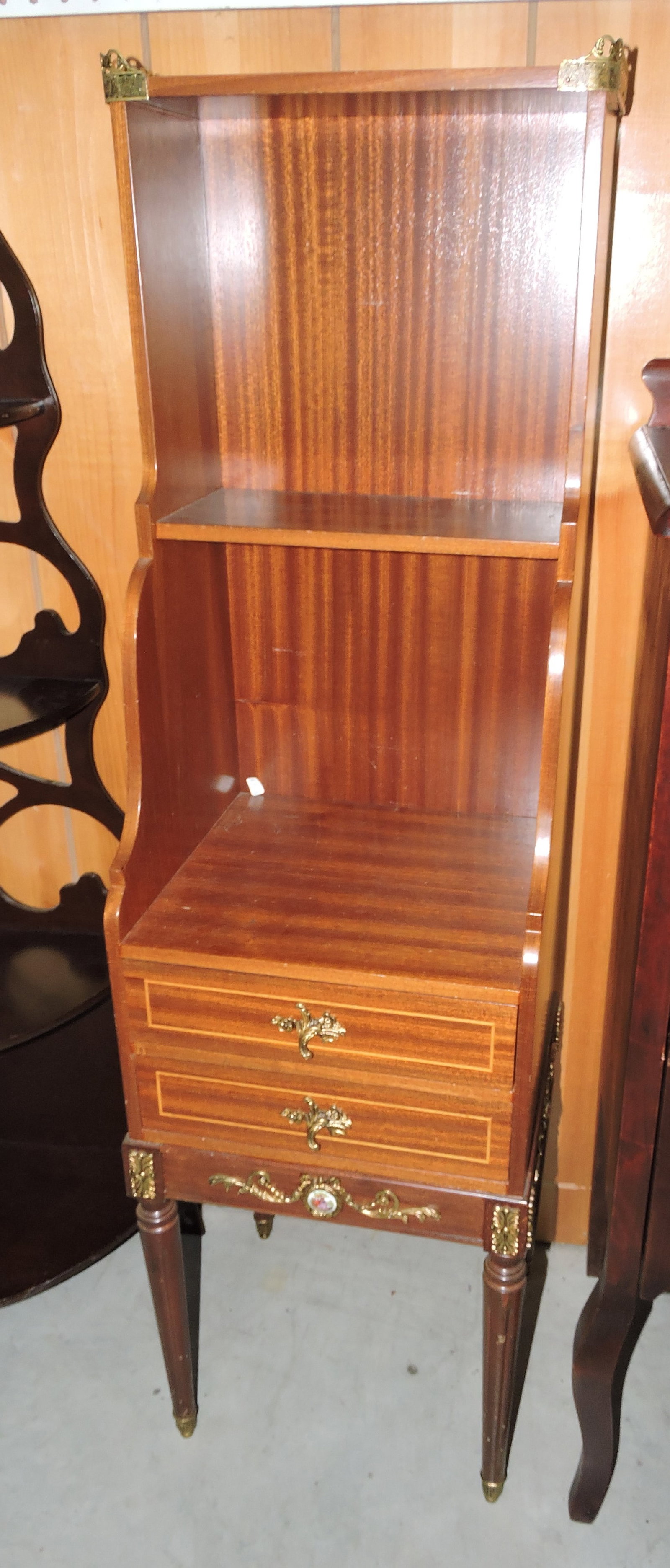 Mahogany Edwardian dressing table: with inlaid wood and brass accent, 47"h, 14"w