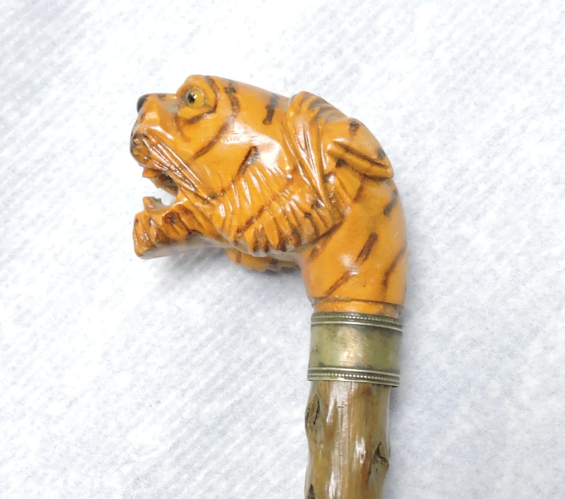 Walking stick/cane, with carved tiger head: .