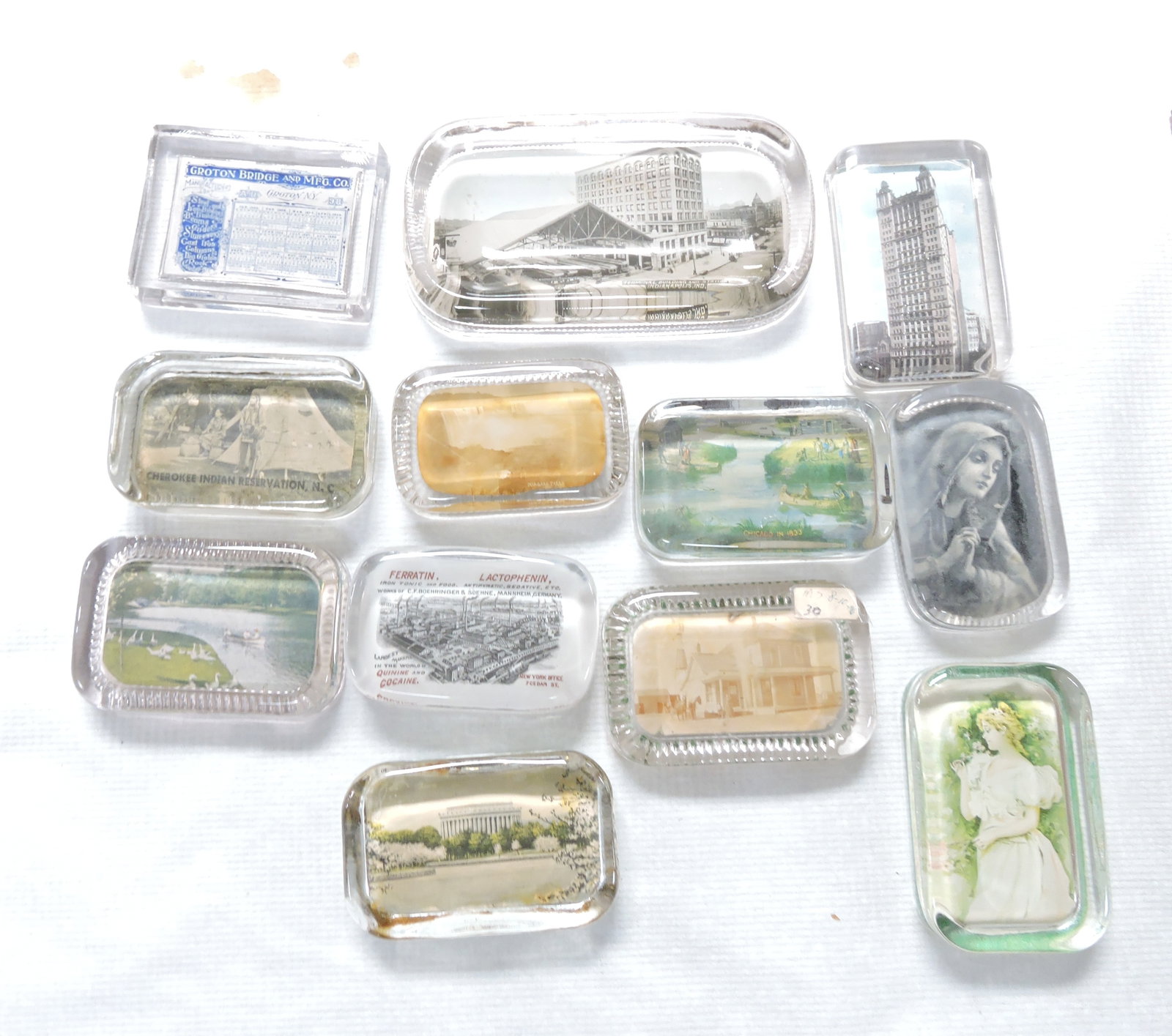 Lot of 12 glass paperweights, (1 of 1)