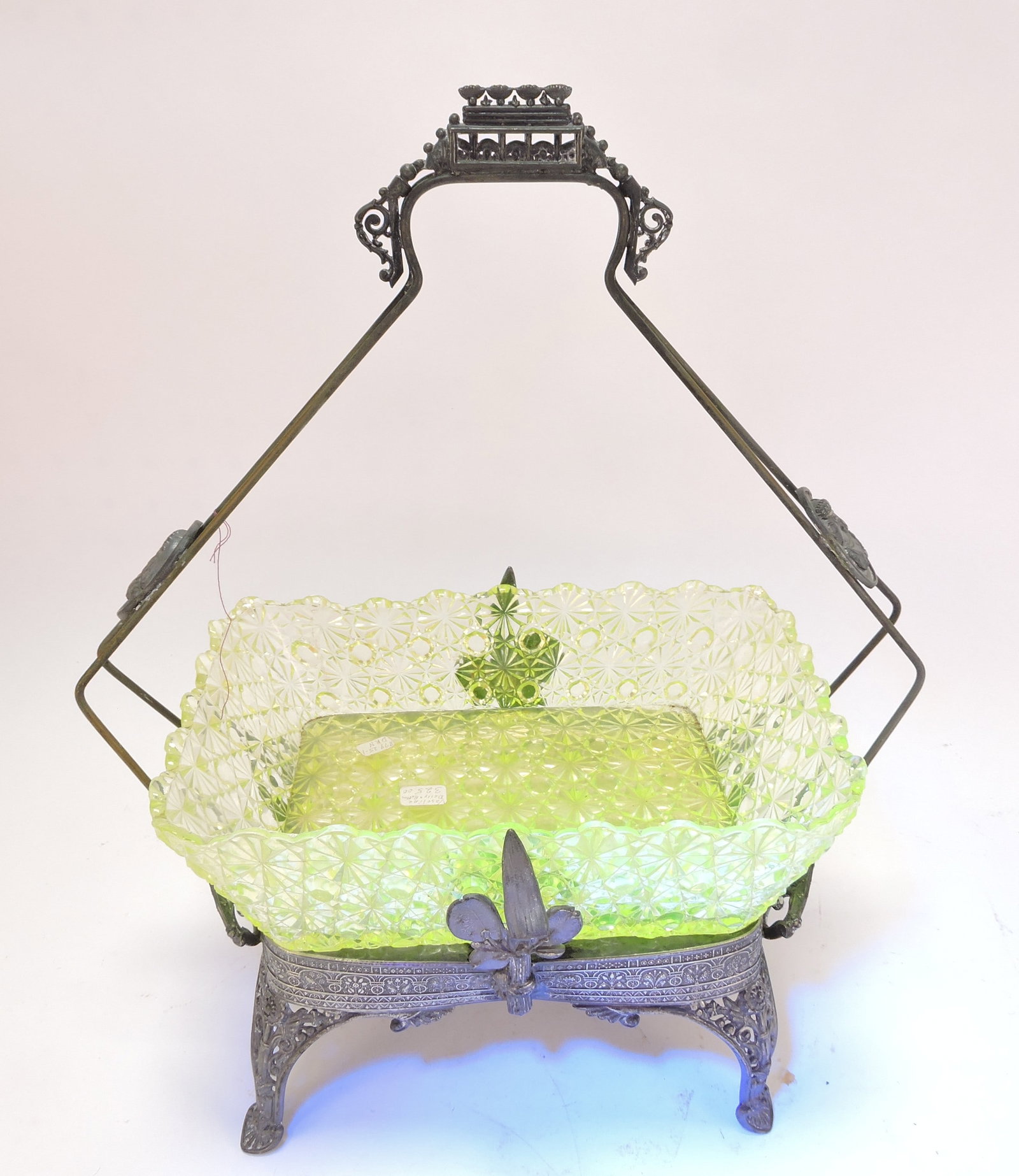 Vaseline uranium glass daisy and (1 of 1)