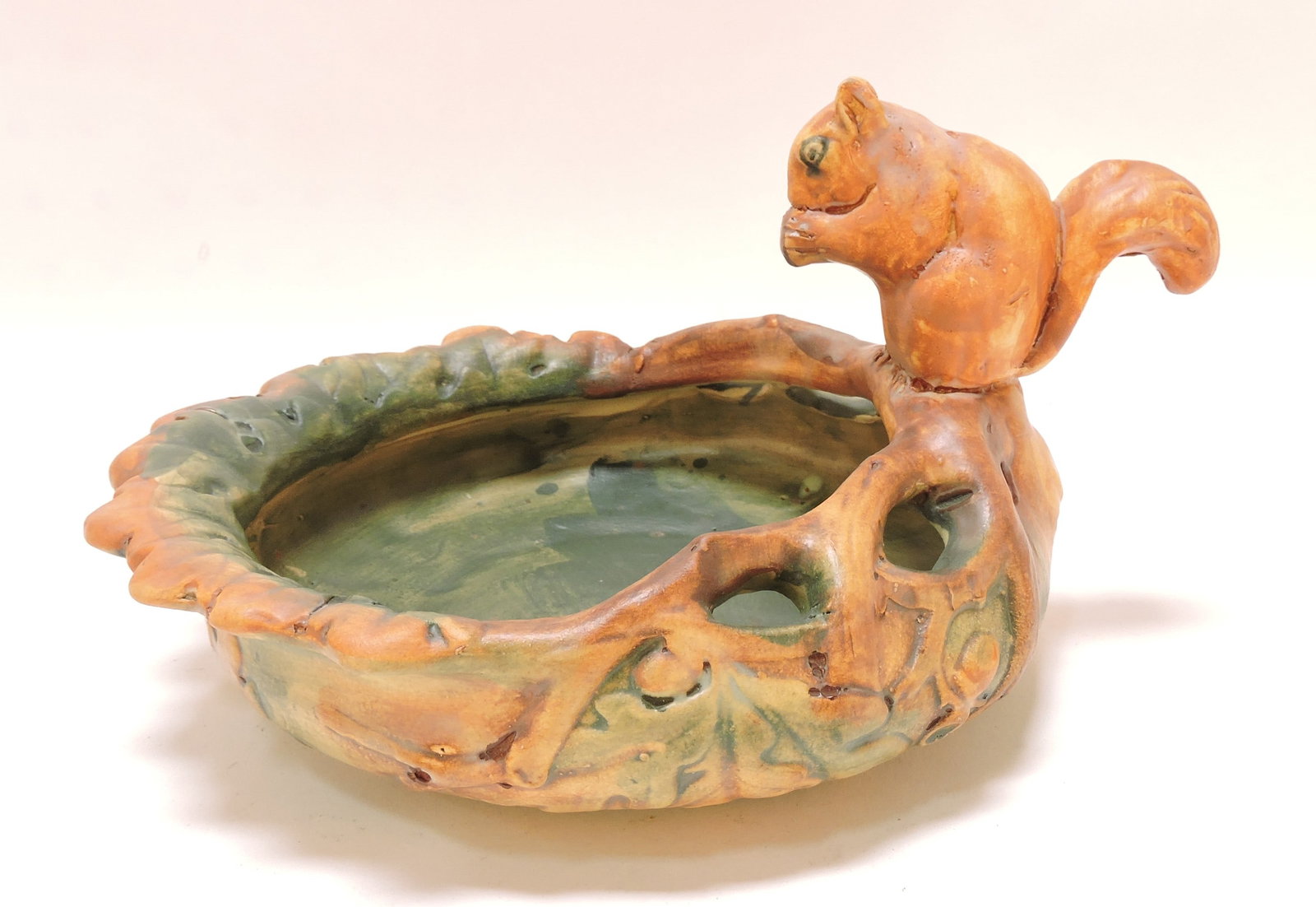 Weller Pottery 'Woodcraft' squirrel (1 of 1)