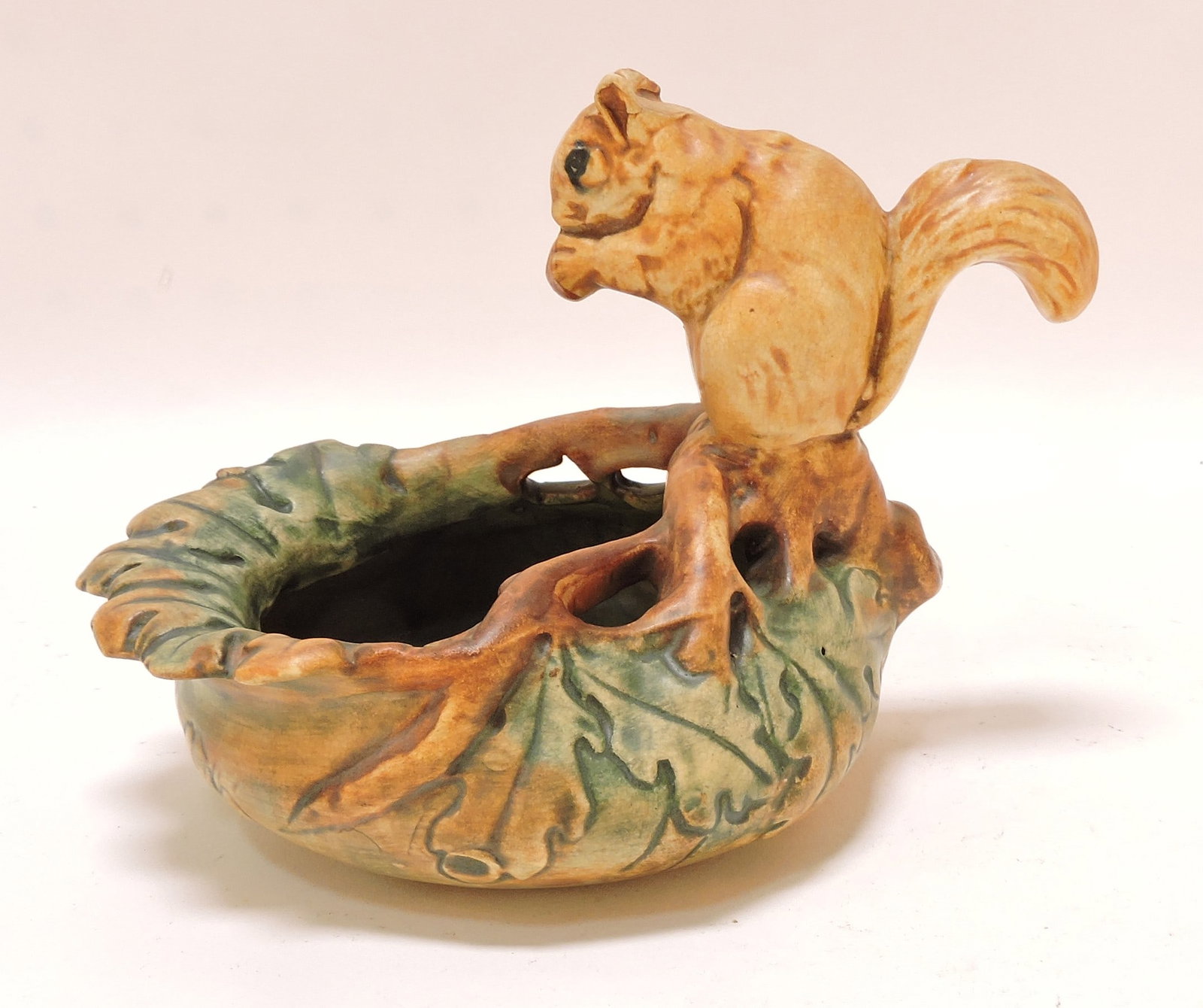 Weller Pottery 'Woodcraft' squirrel (1 of 1)