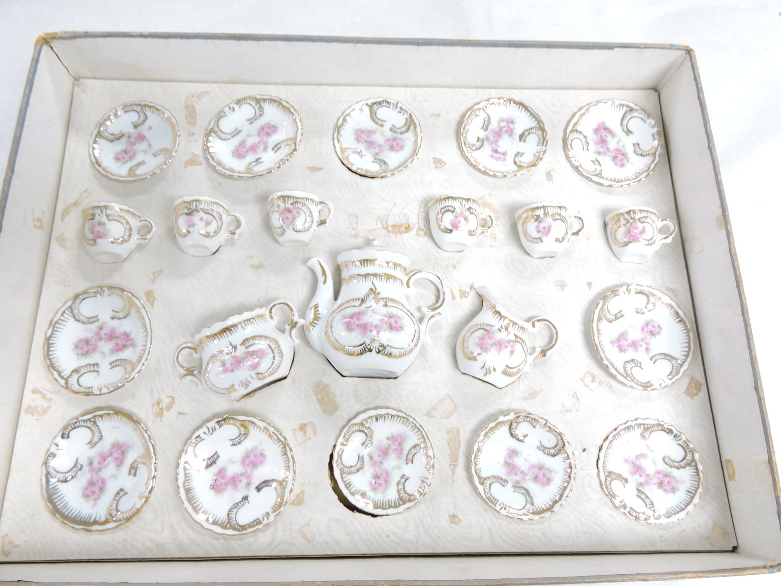 Child's tea set in original box: .